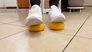 My reeboks squished the juice out of this grapefruits ???? a spontaneous clip???? enjoy it !