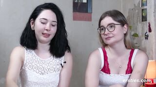 Ersties - Die 18-jährige Joanna hat ihr erstes lesbisches Erlebnis mit Strap-on