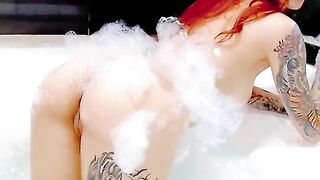 Haciendo fotos desnuda en un jacuzzi jugando con espuma con mi culo y tetas redondos muy mojados