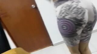 Compañera de cuarto webcam toca su cuerpo perfecto y se divierte con sus fans. Vecina milf Big ass