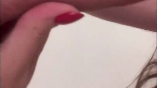 Son énorme queue dans ma petite bouche finit par jouir sur mes seins