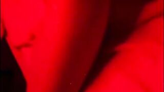 Me toco con un delicioso vibrador. Malory