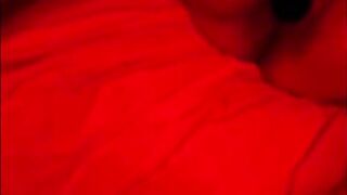 Me toco con un delicioso vibrador. Malory