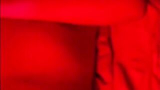 Me toco con un delicioso vibrador. Malory