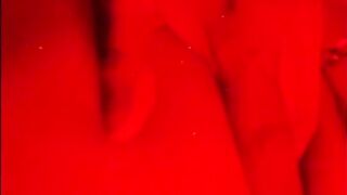 Me toco con un delicioso vibrador. Malory