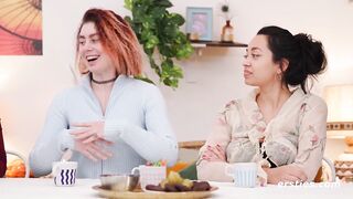 Ersties - Lesbischer Squirting-Vierer auf einem großen Tisch