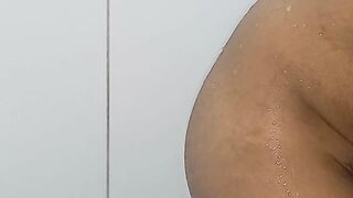 Lavando o corpo todo enquanto toma banho