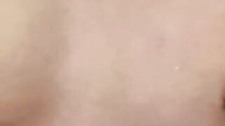 【日本人 素人 個人撮影 短め】おまんこドアップ下からアングル、お風呂で激しく擦るクリトリスオナニー