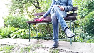 Royal ass MILF peeing while I read a book in the park